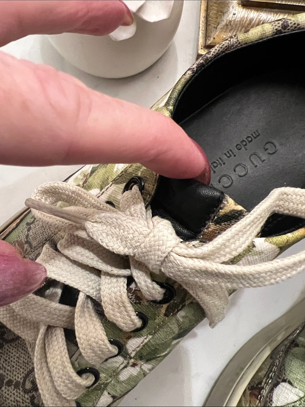 GUCCI Floral Canvas and Metallic Low-Top Sneakers in Green and Cream, Gold. - Picture 7 of 11